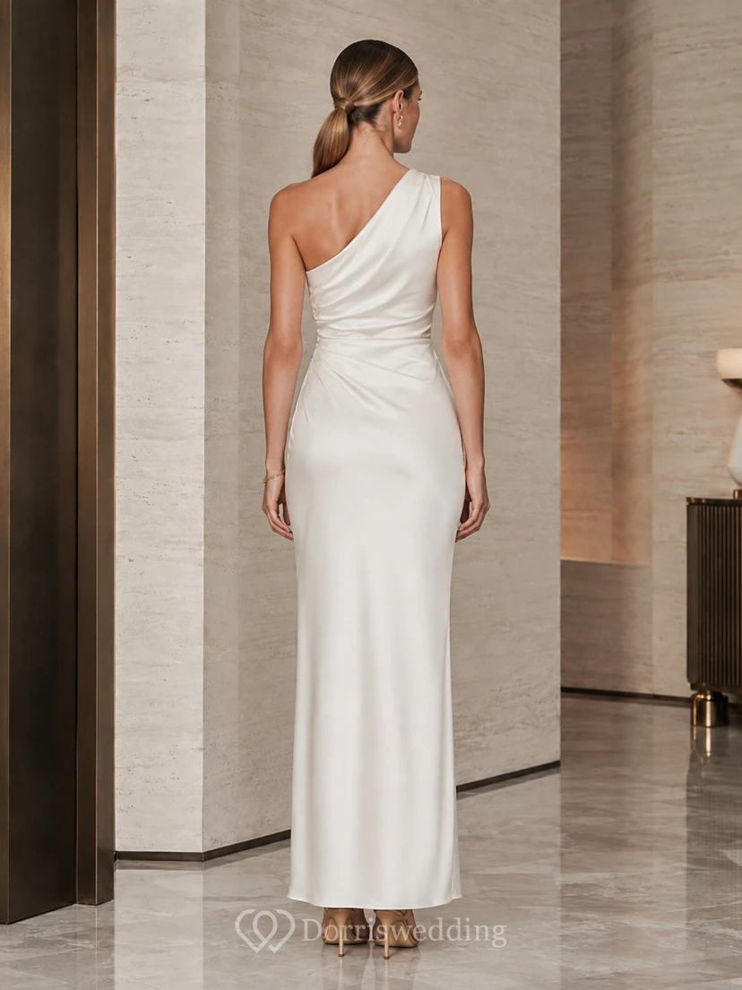 Vestido de novia sencillo y moderno, de satén, largo hasta el suelo, con un solo hombro y sin mangas, ideal para bodas civiles. view 2