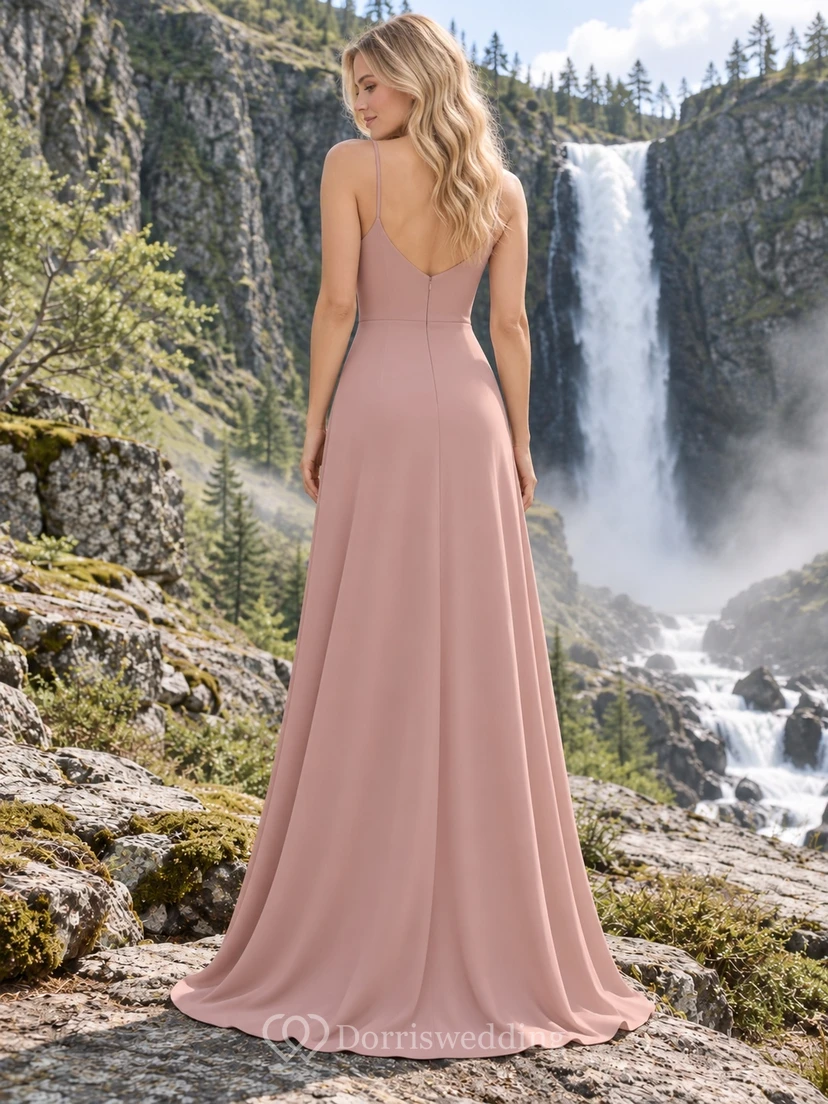 Sencillo vestido de novia de corte A en crepé color rosa empolvado con escote corazón y tirantes finos. view 2