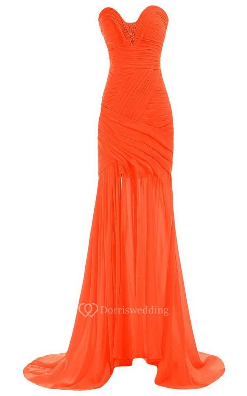 Vestido de novia con escote corazón, cola larga, fruncido y abalorios. view 17