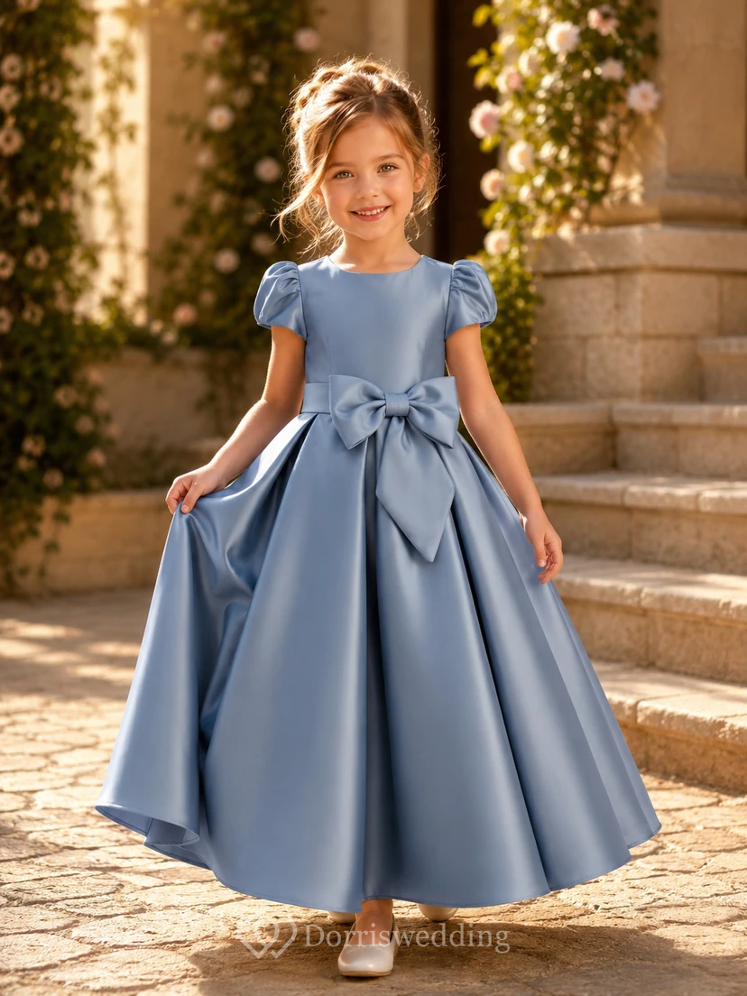Robe de demoiselle d'honneur bleu océan en satin, coupe trapèze, manches bouffantes, encolure bijou et jupe longue ornée d'un nœud.
