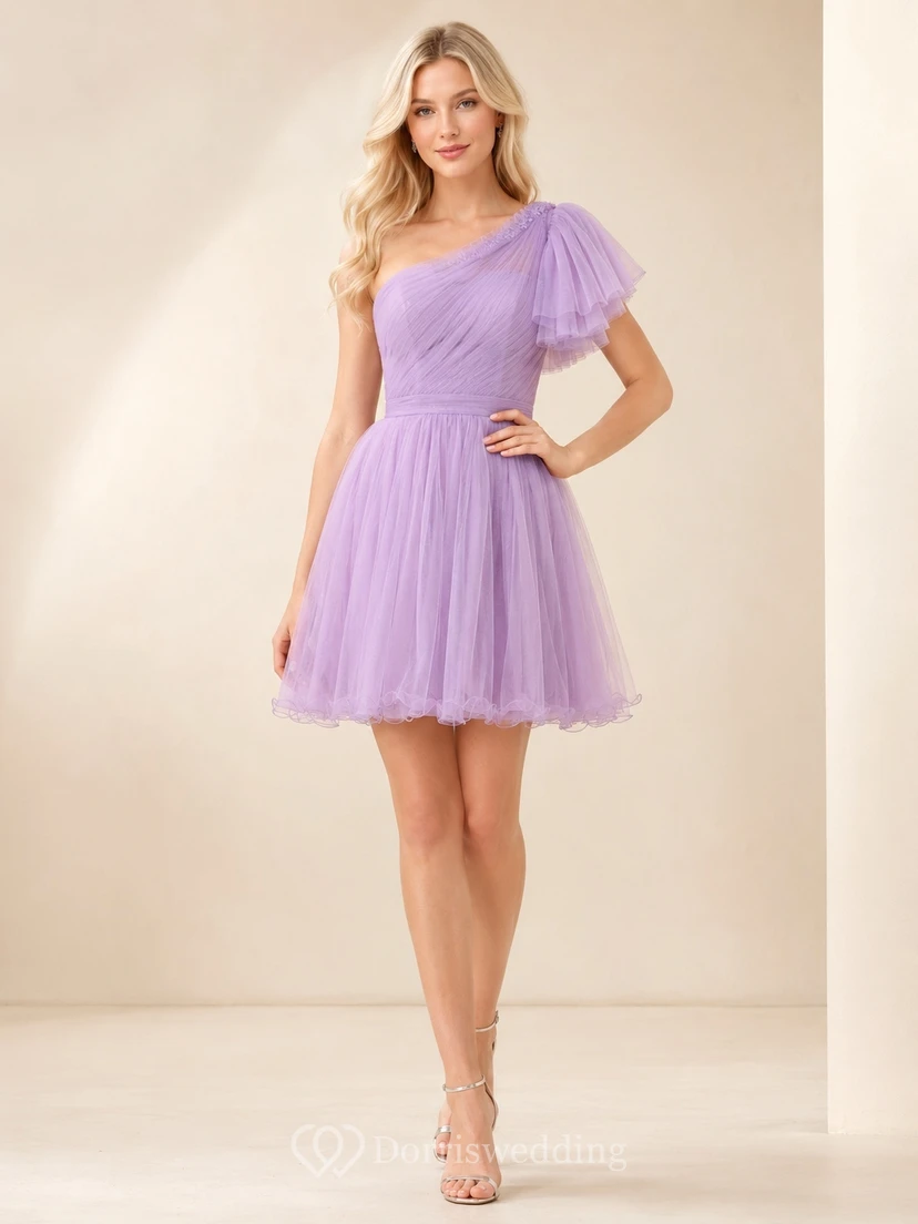 Elegantes lavendelfarbenes, einseitig schulterfreies Tüllkleid mit flatternden Ärmeln und A-Linien-Schnitt – perfekt für den Homecoming-Ball.