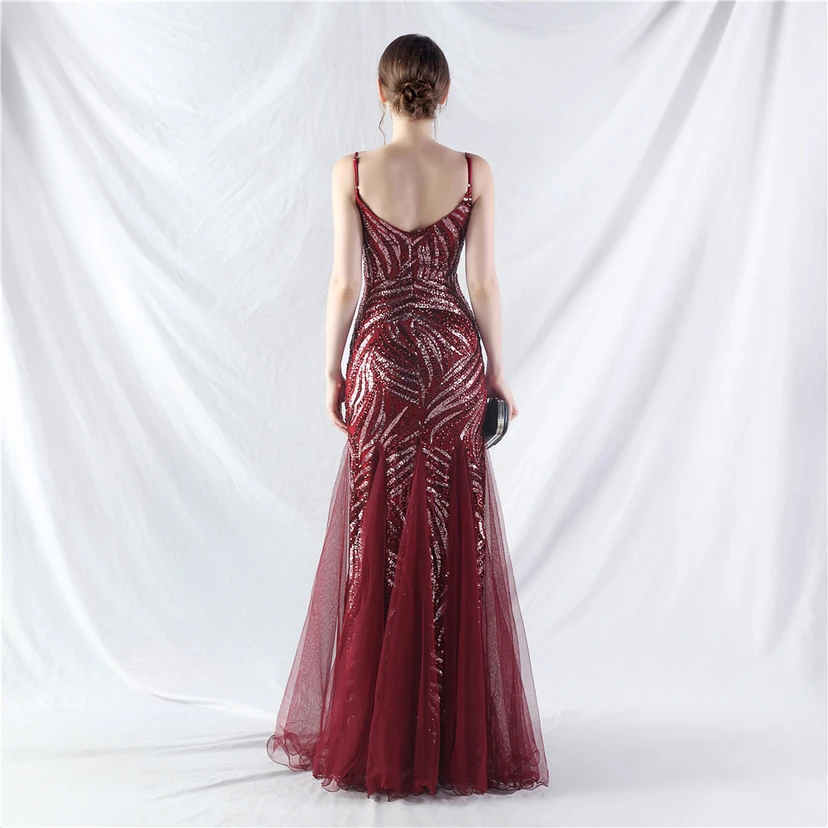 Paillettenbesetztes Abendkleid aus Netzstoff und Trägern view 60