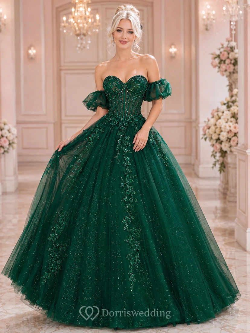 Vestido de gala romántico de encaje y tul con escote corazón y hombros descubiertos, color esmeralda, ideal para quinceañeras.