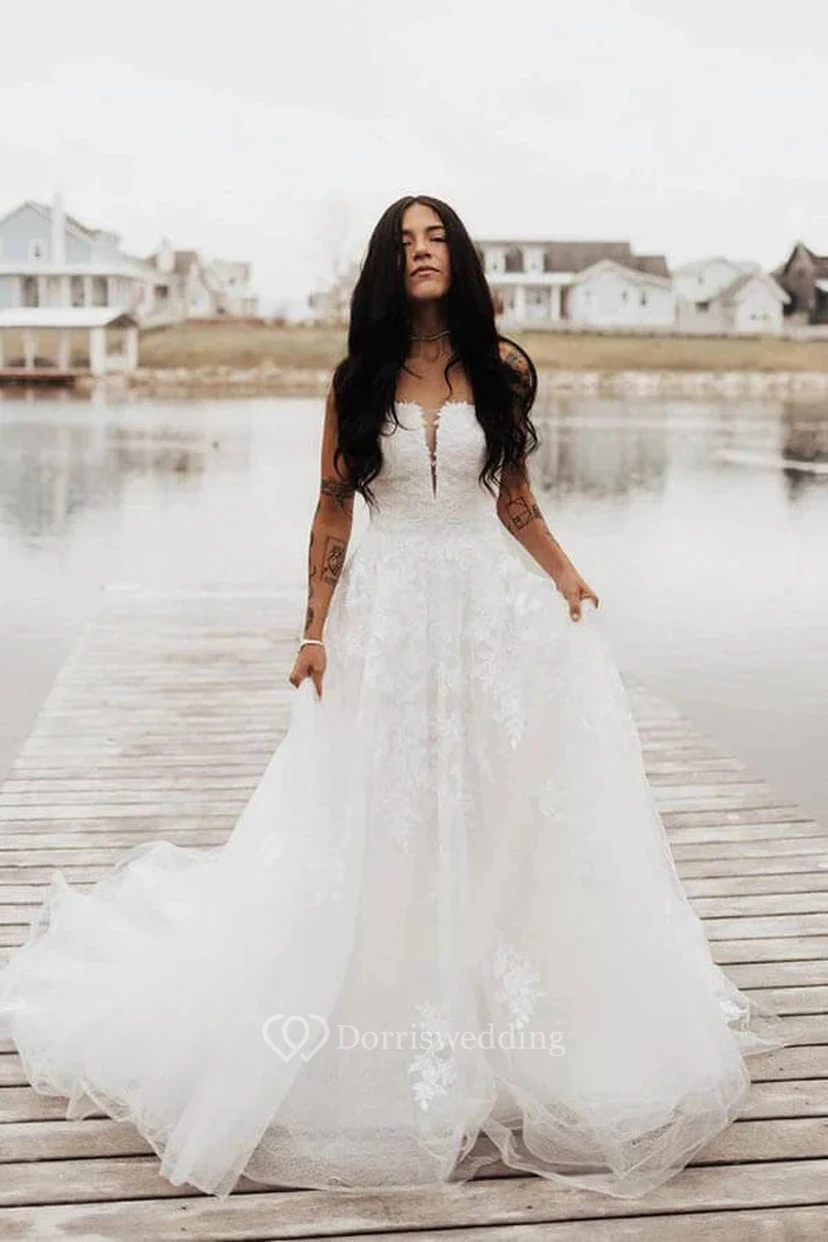 Vestido de novia de corte imperio sin tirantes con escote de tul y apliques de encaje