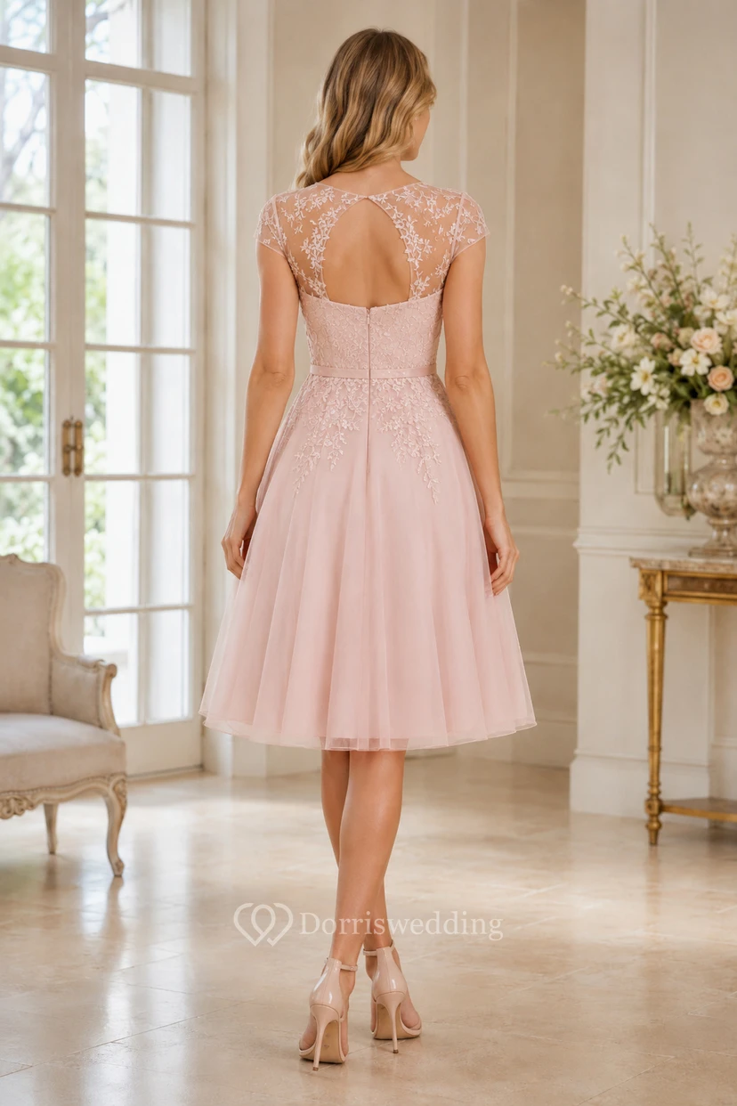 Vestido de cóctel de corte A hasta la rodilla en tul rosa empolvado con mangas cortas de encaje transparente. view 2