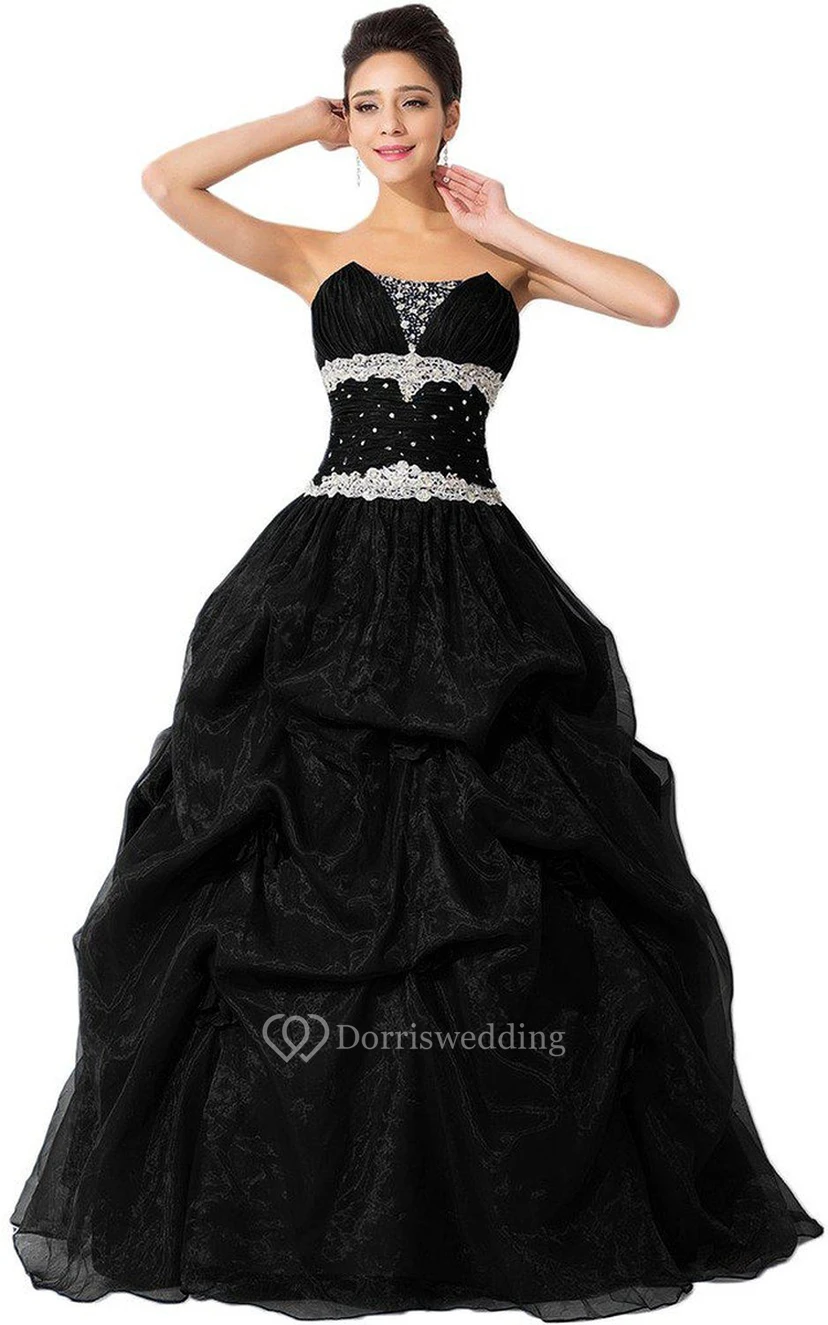 Vestido de gala sin tirantes con abalorios y volantes.
