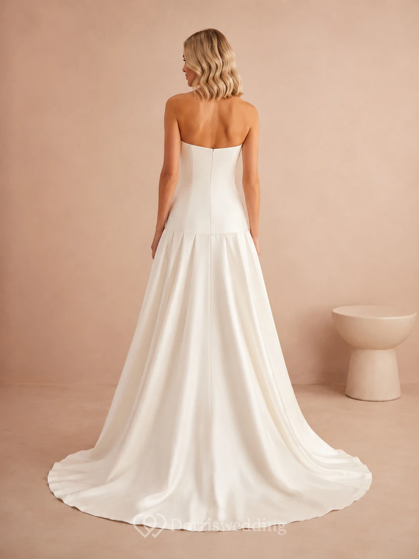 Robe de mariée moderne bustier taille basse coupe trapèze pour mariage en studio view 2