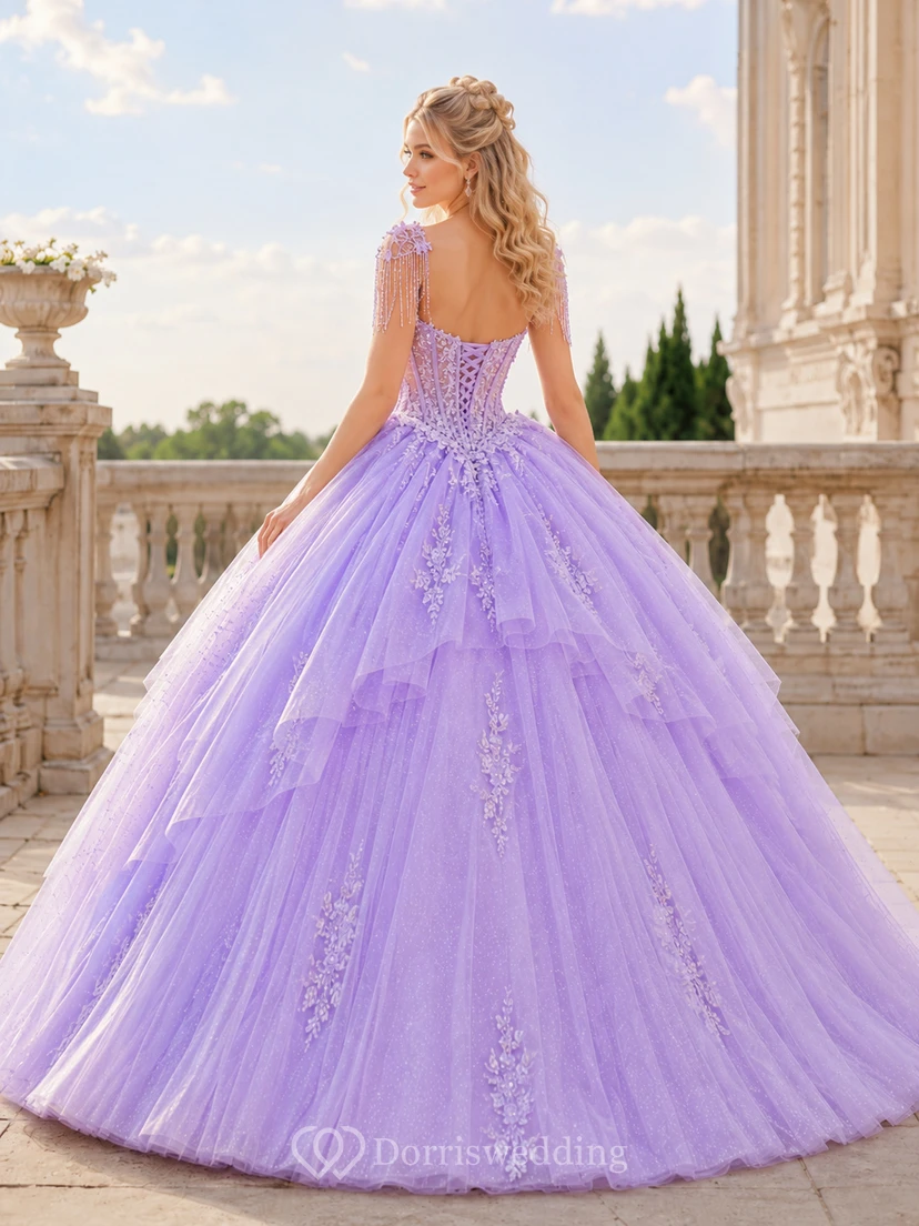 Vestido de princesa de quinceañera de lujo color lila con mangas cortas, flecos de cristal y capas. view 2