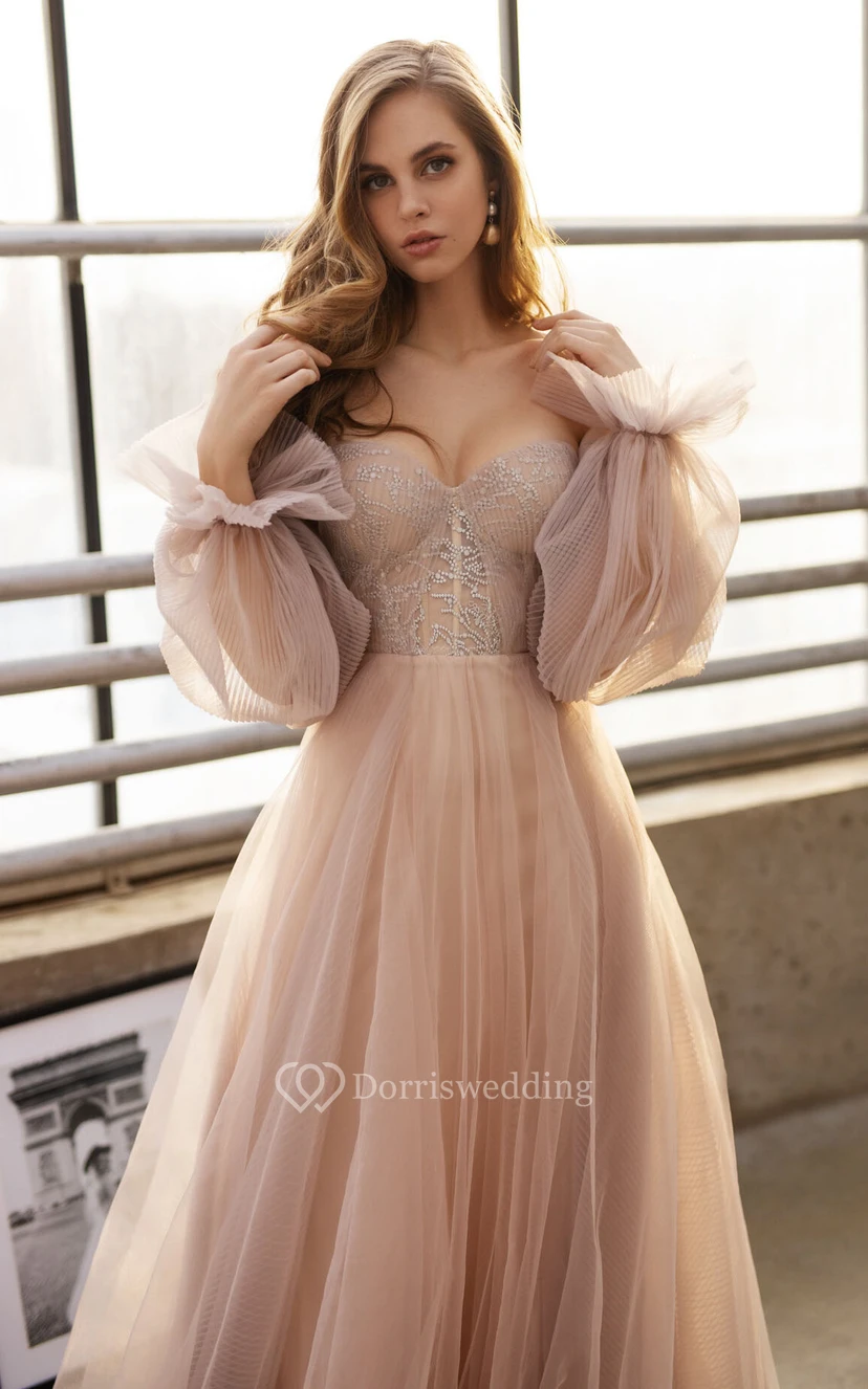 Robe de mariée bohème en tulle rose poudré fluide à manches longues bouffantes et décolleté en cœur, ornée d'un haut perlé view 4