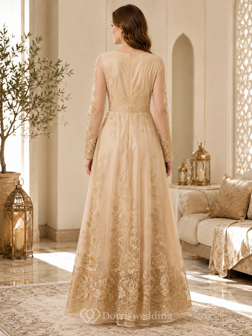 Champagnerfarbenes, hochgeschlossenes, langärmeliges Bayram-Kleid mit Illusionseffekt und goldener Stickerei in A-Linie und bodenlang view 2