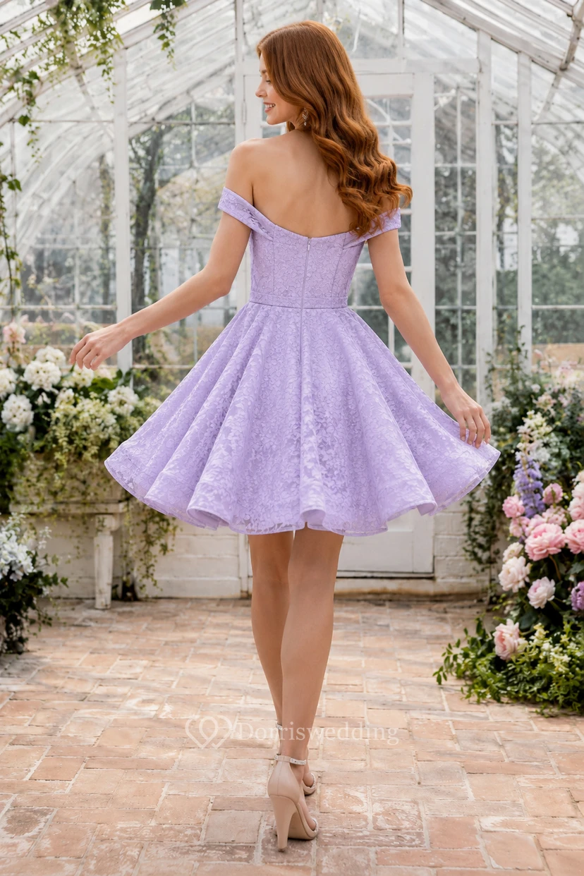 Robe de bal lavande en dentelle à épaules dénudées et jupe courte trapèze view 2