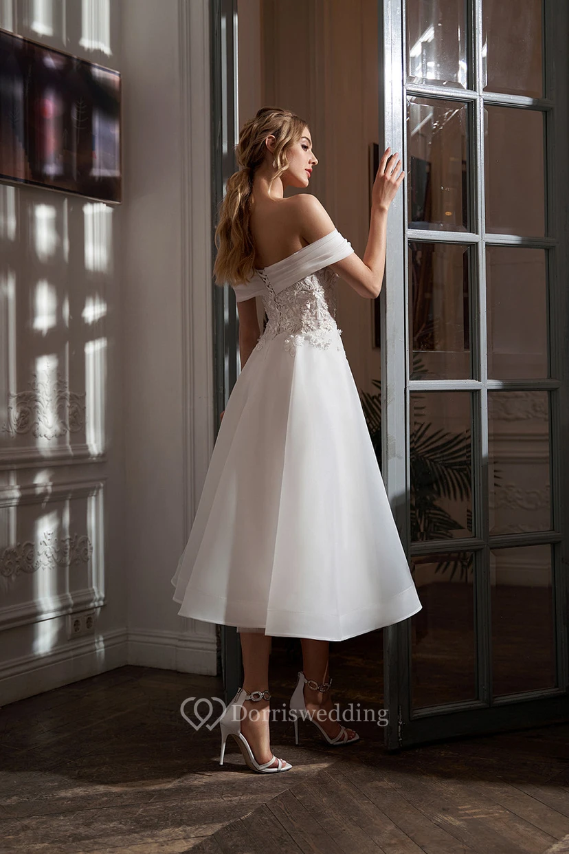 Precioso vestido de novia de corte A con hombros descubiertos, fruncido y largo hasta la rodilla con apliques view 3