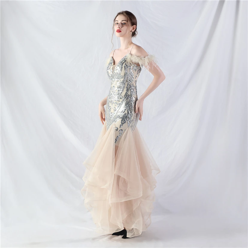 Robe de danse artisanale en filet rigide orné de plumes d'autruche, de perles et de fleurs, confectionnée en maille. view 61