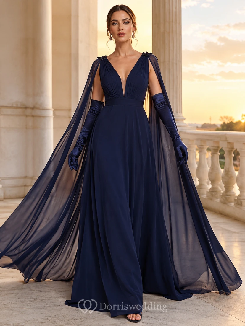 Robe de soirée longue en mousseline bleu marine foncé, décolleté plongeant en V, sans manches, coupe trapèze, avec cape.