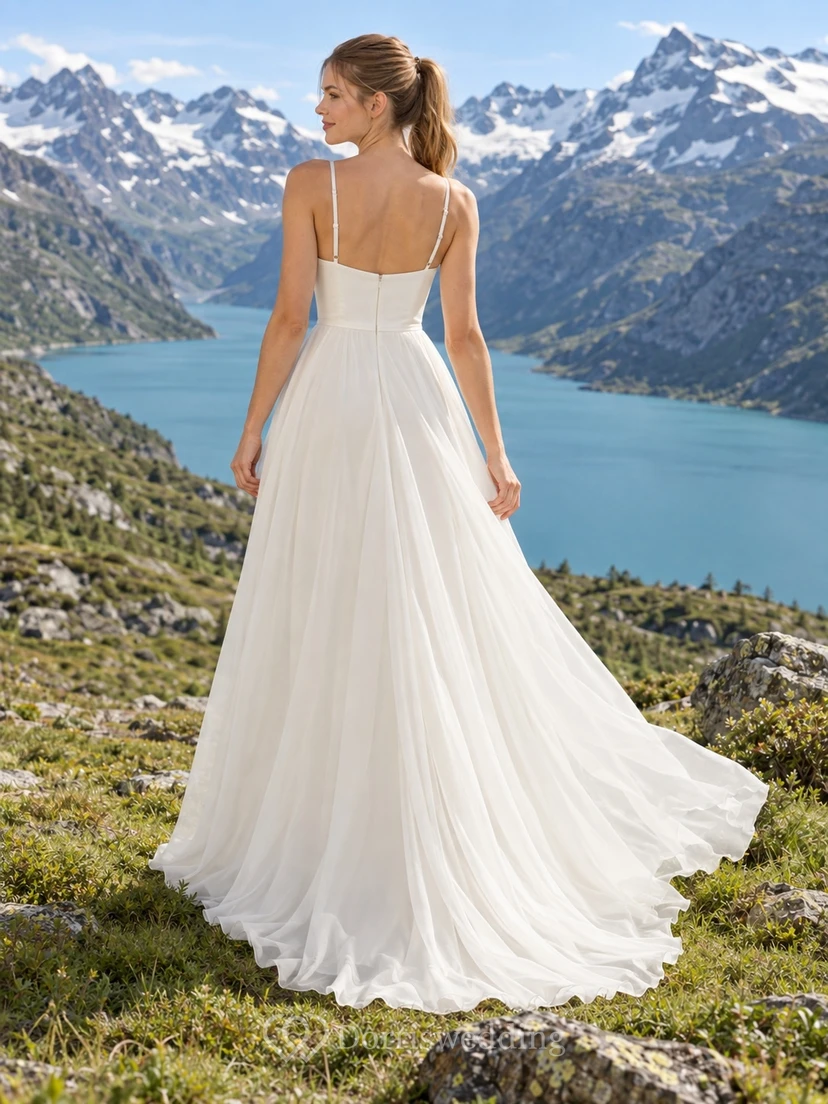 Sencillo vestido de novia de gasa con escote cuadrado, corte en A, tirantes finos y abertura lateral. view 2