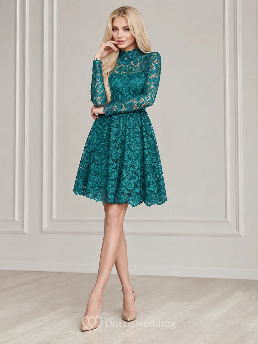 Robe dos nu à col montant, manches longues et dentelle, longueur genou.