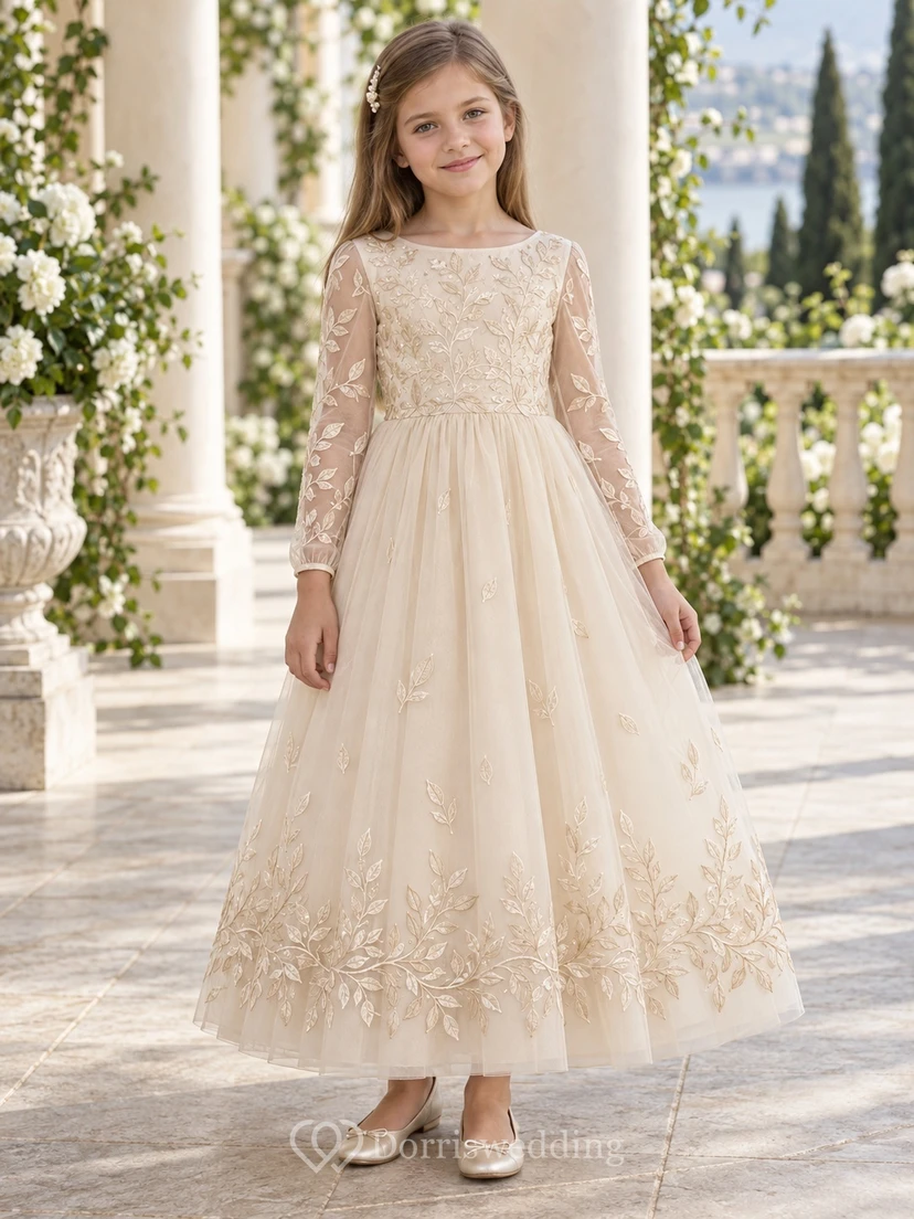 Langärmeliges champagnerfarbenes Blumenkleid in A-Linie mit Tüllspitzenoberteil und Bordüre, knöchellang.