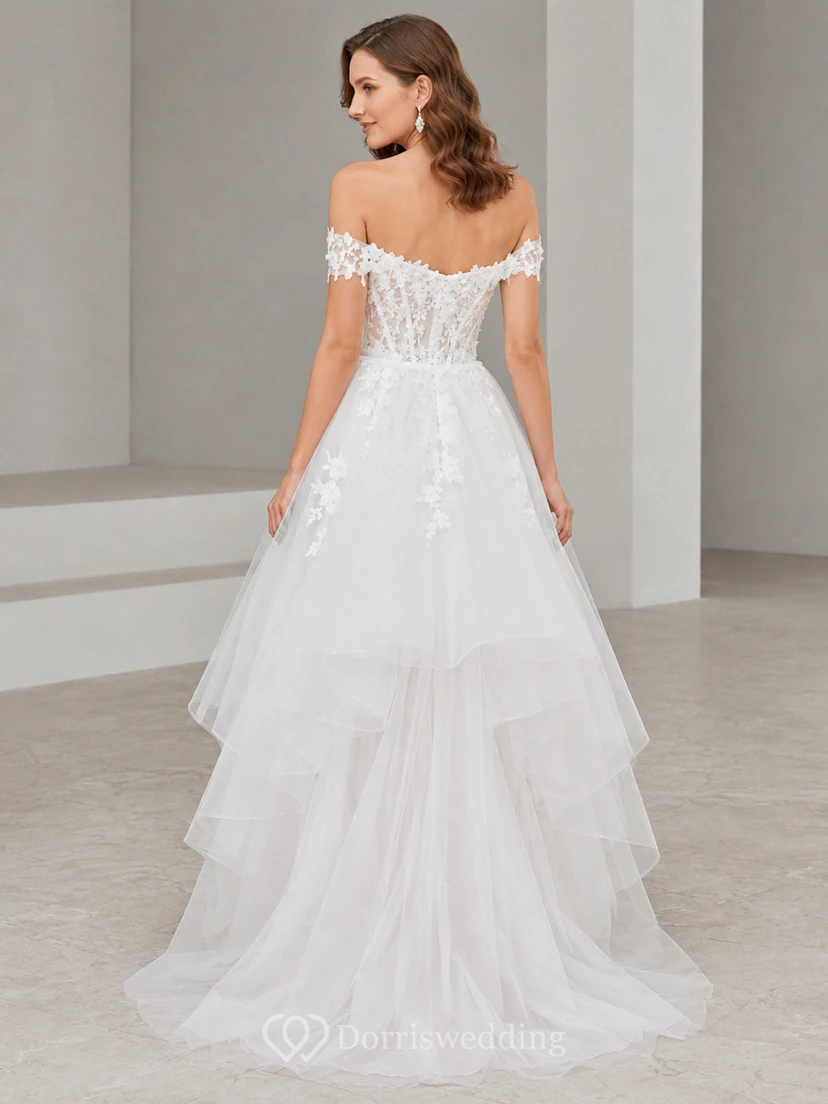 Robe de mariée de luxe en tulle, coupe trapèze asymétrique, épaules dénudées, manches courtes, effet cascade view 2