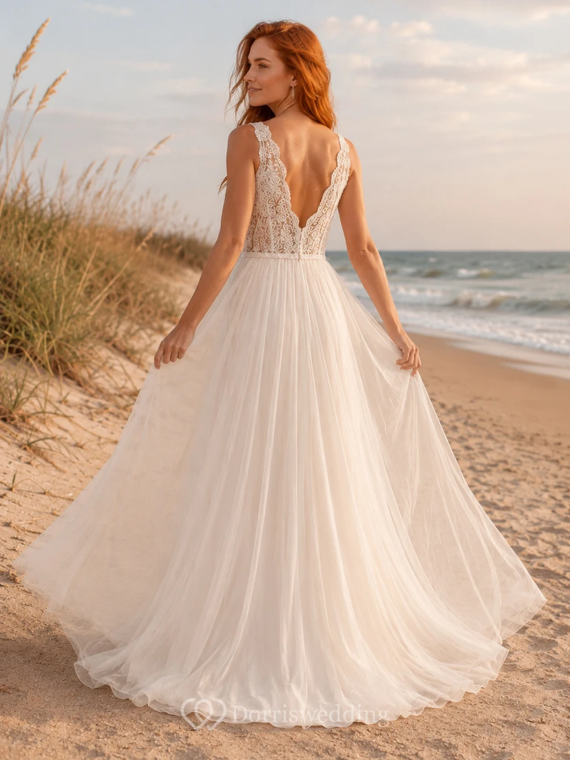 Robe de mariée trapèze en tulle à bretelles en dentelle, style plage, pour une destination de mariage. view 2