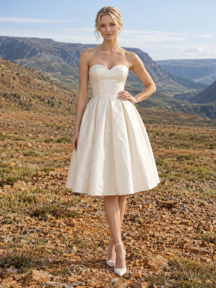 Brautkleid in Knielänge mit herzförmigem Ausschnitt und plissiertem A-Linien-Rock aus Taft