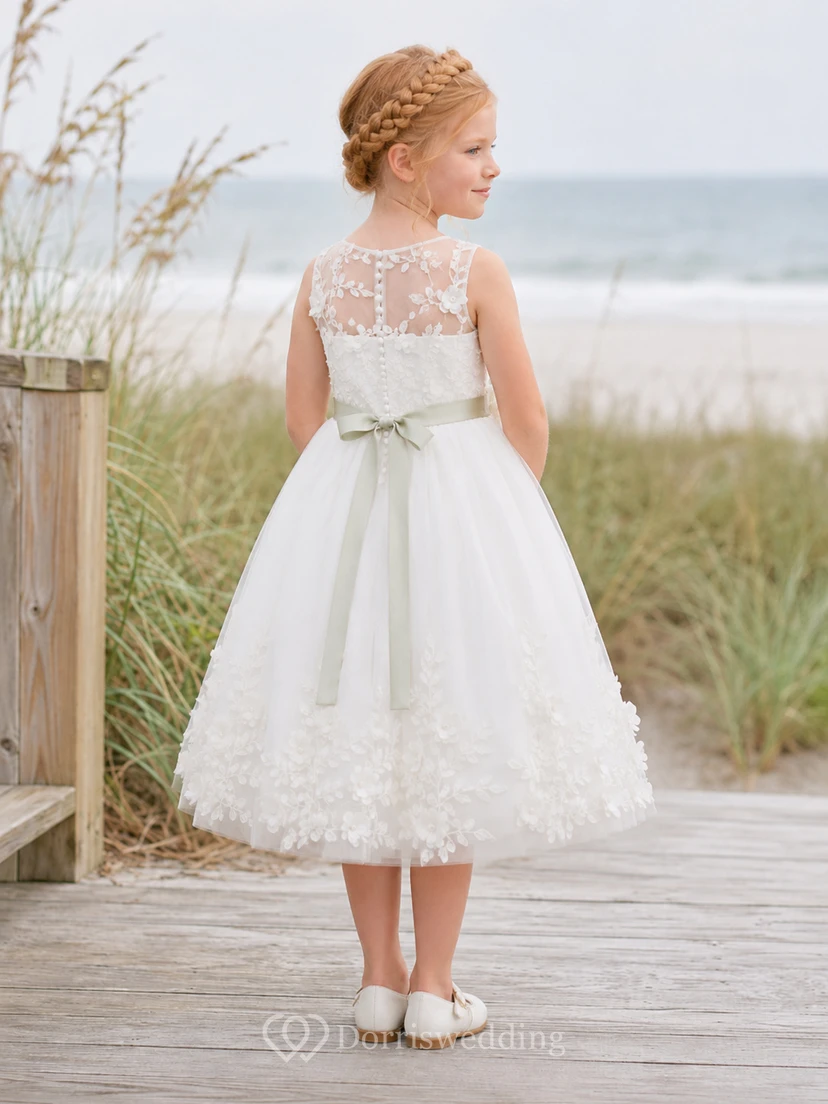 Robe de demoiselle d'honneur en tulle, coupe trapèze, sans manches, longueur thé, en dentelle florale, avec ceinture, idéale pour un mariage à la plage. view 2