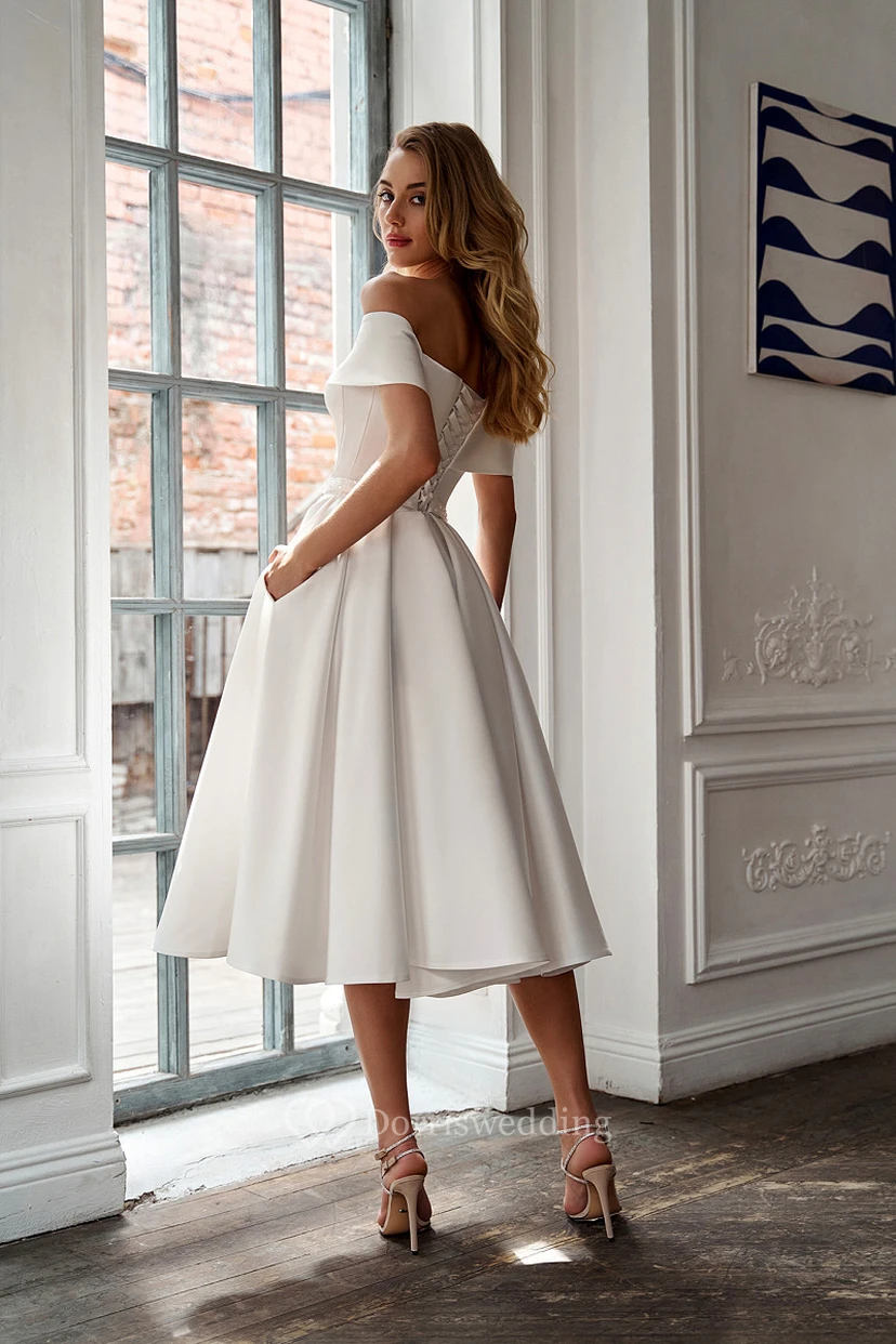 Schulterfreies, wadenlanges Brautkleid aus Satin in A-Linie mit Perlenbesatz an der Taille view 2