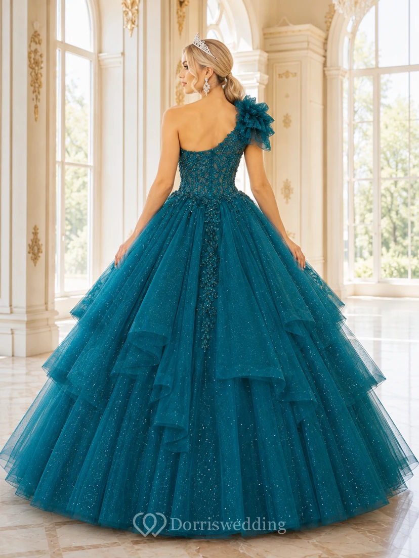 Vestido de quinceañera de lujo Feathered Tide Peacock Ball Gown, largo hasta el suelo, de un solo hombro, sin mangas y de tul. view 2