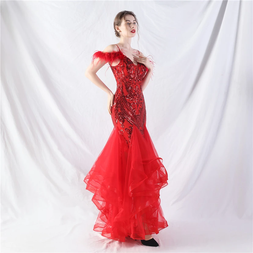 Robe de danse artisanale en filet rigide orné de plumes d'autruche, de perles et de fleurs, confectionnée en maille. view 4