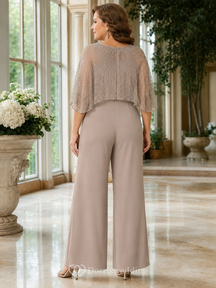 Luxuriöser Jumpsuit in Übergröße, taupefarben, mit V-Ausschnitt, aufwendiger Perlenstickerei, Dreiviertel-Cape-Ärmeln und weitem Bein – ein elegantes Outfit für Mütter view 2