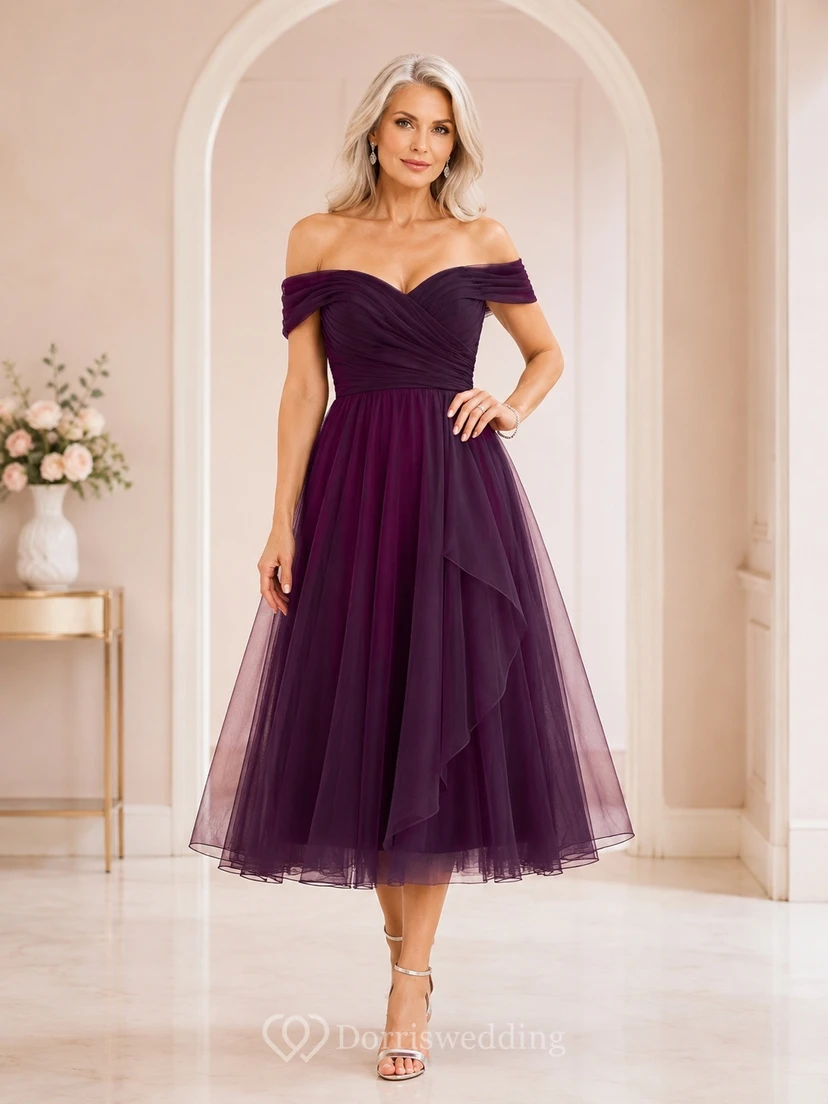 Vestido de cóctel semiformal romántico de tul color ciruela con hombros descubiertos y corte en A hasta la rodilla