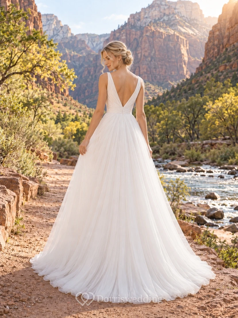 Schlichtes, hochtailliertes, ärmelloses, plissiertes Tüll-Brautkleid in A-Linie, bodenlang, mit V-Ausschnitt view 2