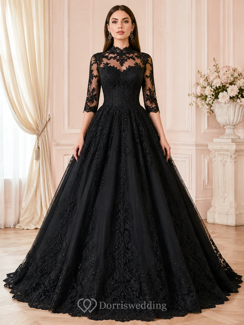Vestido de gala negro con encaje floral, cuello alto, efecto ilusión, mangas tres cuartos y cola de corte princesa.