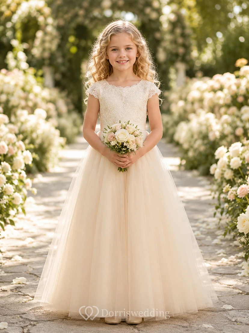 Robe de demoiselle d'honneur romantique en tulle, col montant, manches courtes et dentelle, coupe trapèze, longueur au sol