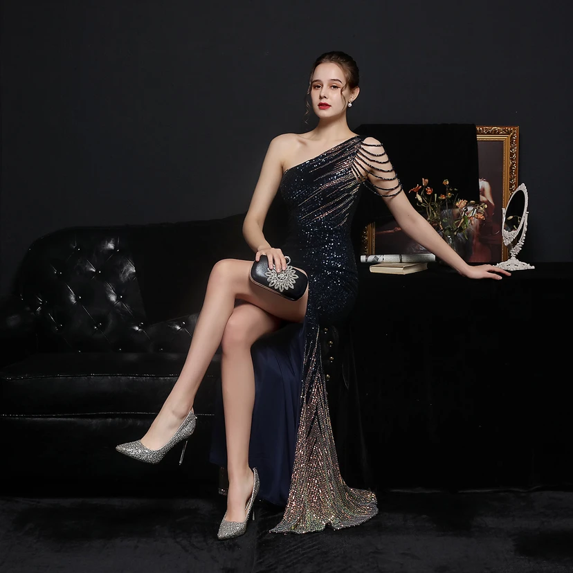 Robe de soirée longue et moulante à sequins colorés, confectionnée avec soin, idéale pour une célébrité ou une fête. Robe de mariée sexy et cintrée, confectionnée avec des paillettes colorées et lourdes. Robe de mariée longue et moulante, parfaite pour une occasion spéciale. view 55