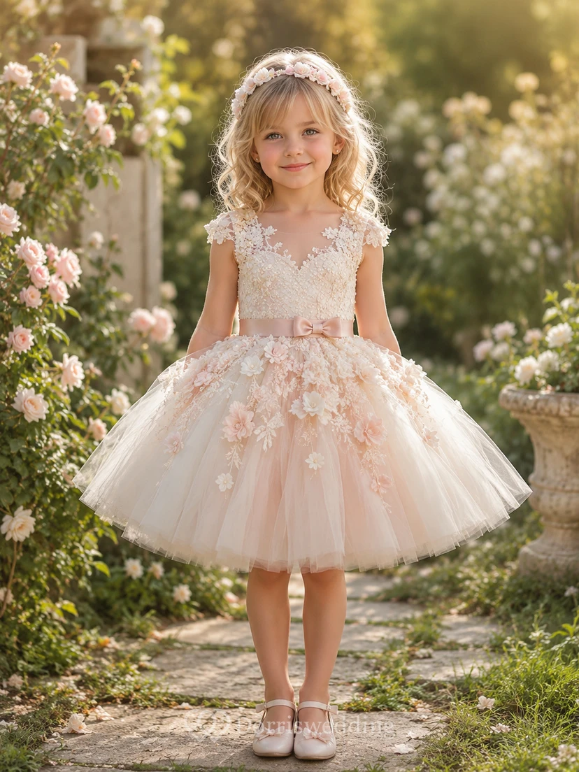 Vestido de niña de flores de tul con mangas abullonadas, corte en A, cuello joya, falda a media pierna y detalle de lazo.