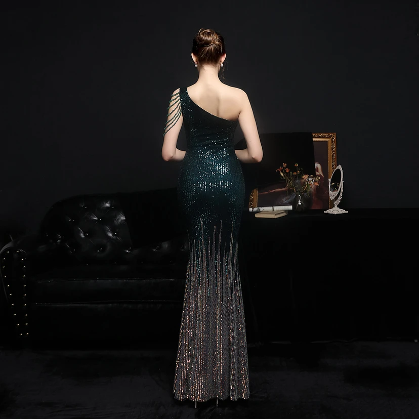 Robe de soirée longue et moulante à sequins colorés, confectionnée avec soin, idéale pour une célébrité ou une fête. Robe de mariée sexy et cintrée, confectionnée avec des paillettes colorées et lourdes. Robe de mariée longue et moulante, parfaite pour une occasion spéciale. view 36