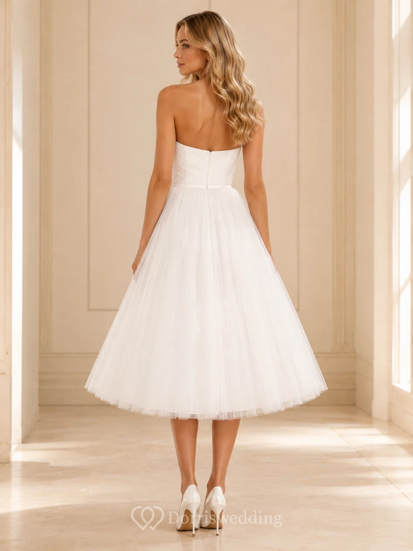Robe de mariée vintage en tulle, coupe trapèze, longueur thé, sans bretelles, style ballerine, style civil view 2