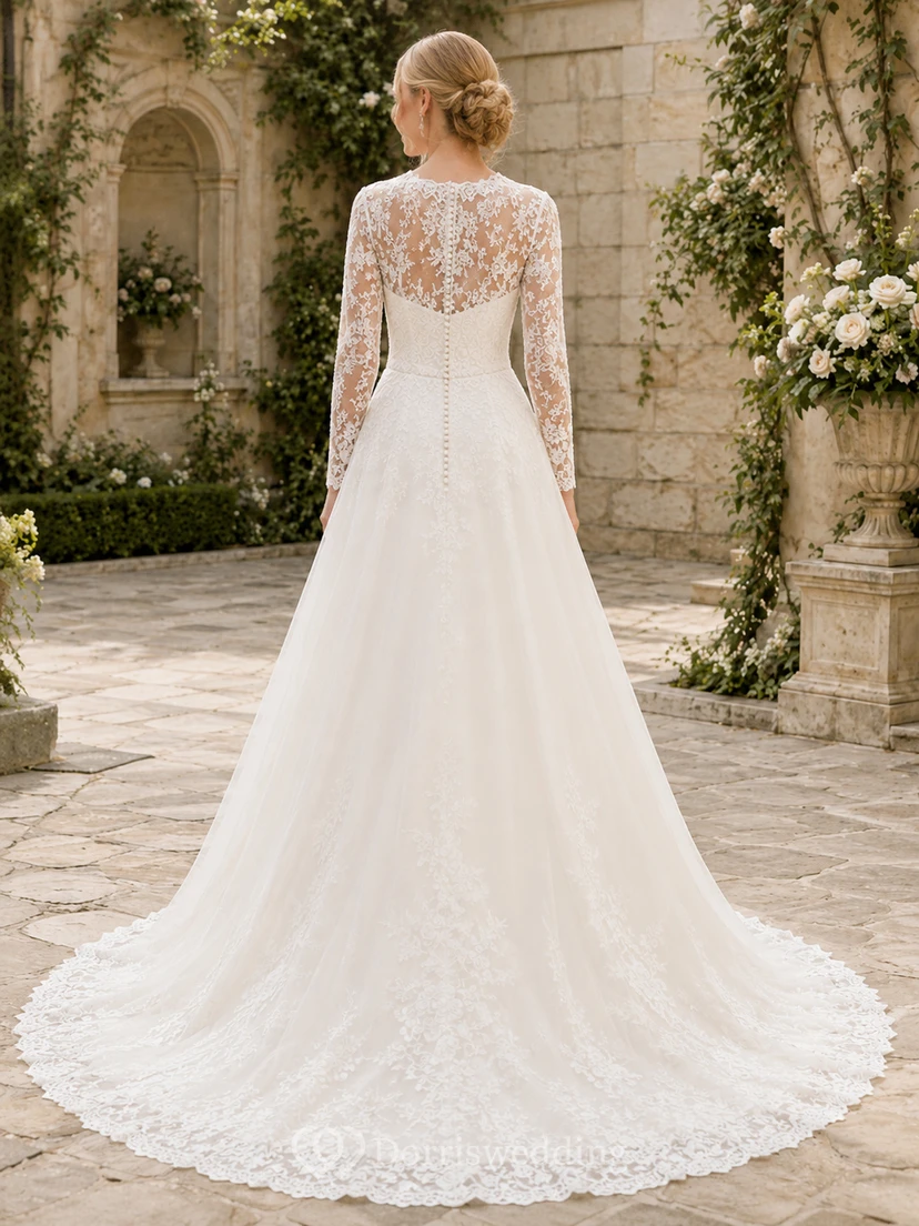 Robe de mariée en dentelle et tulle, coupe trapèze, col rond, manches longues et traîne chapelle. view 2