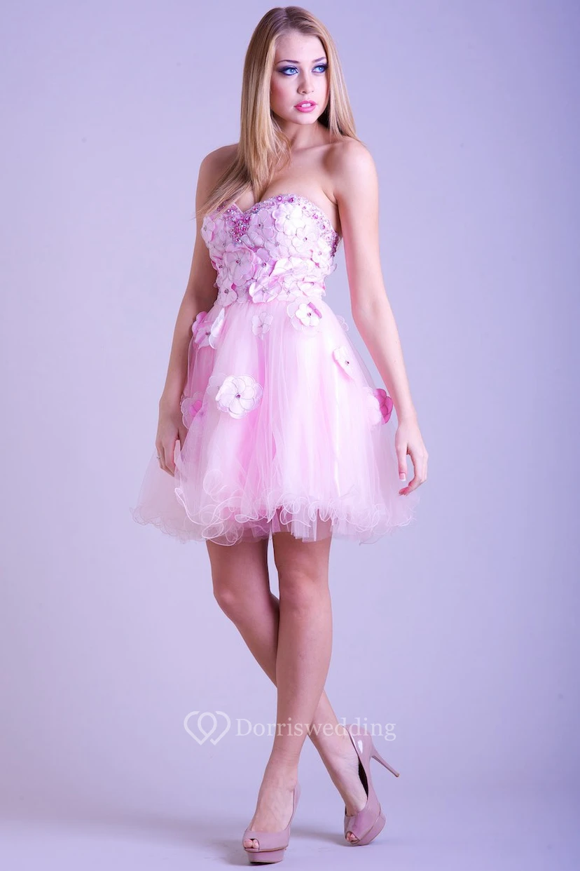 Vestido corto de fiesta de tul sin mangas con escote corazón, estampado floral, abalorios y volantes.
