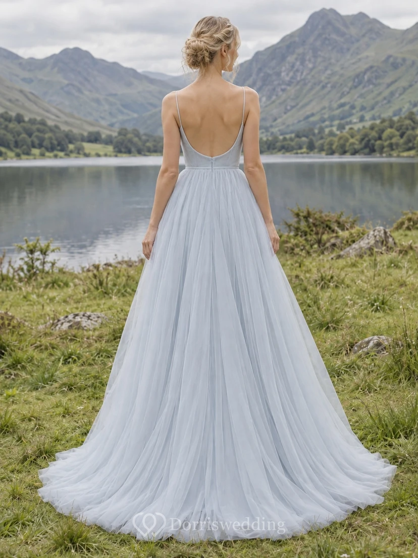 Vestido de novia azul cielo con escote corazón, tul, corte en A, sin mangas y cola larga. view 2