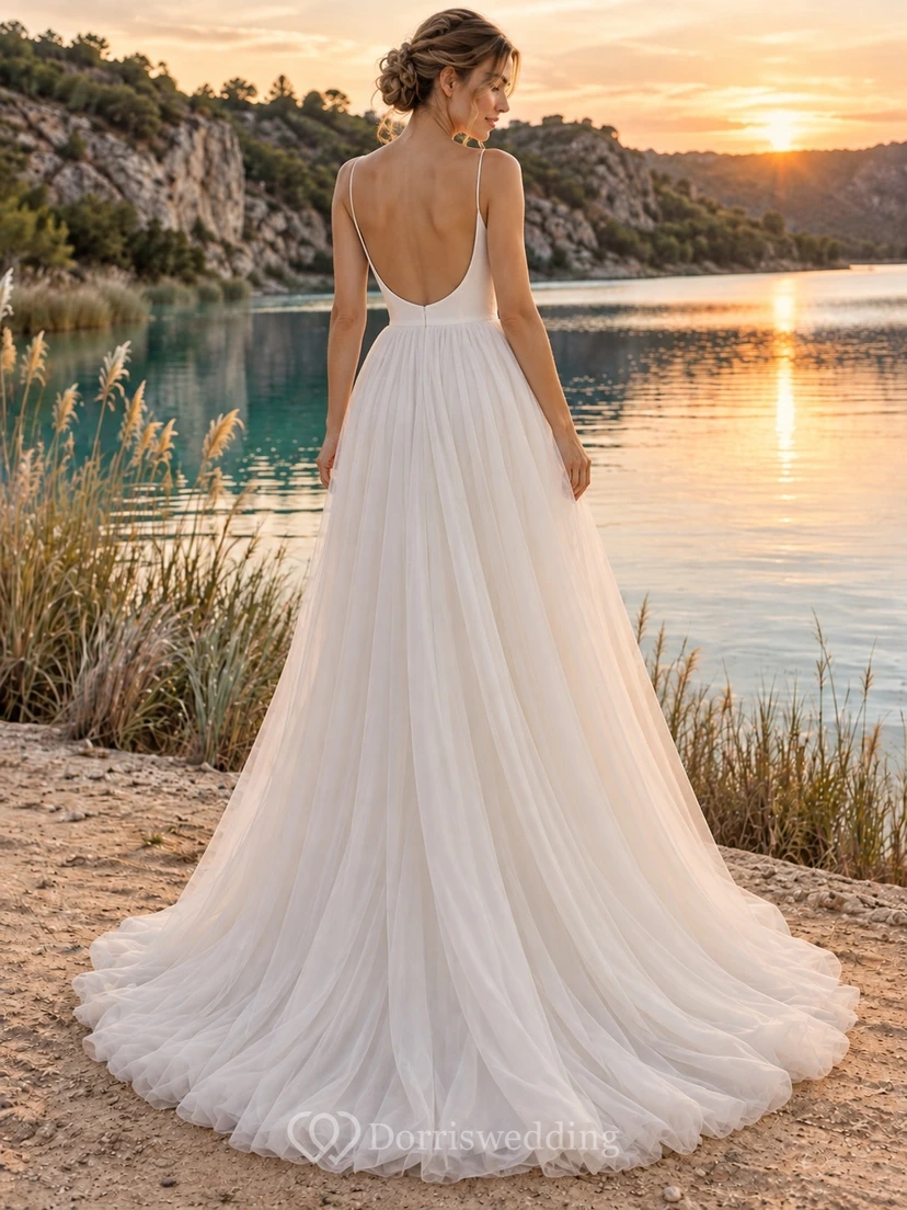 Vestido de novia sencillo de tul con escote en V, corte en A, sin mangas y cola larga. view 2
