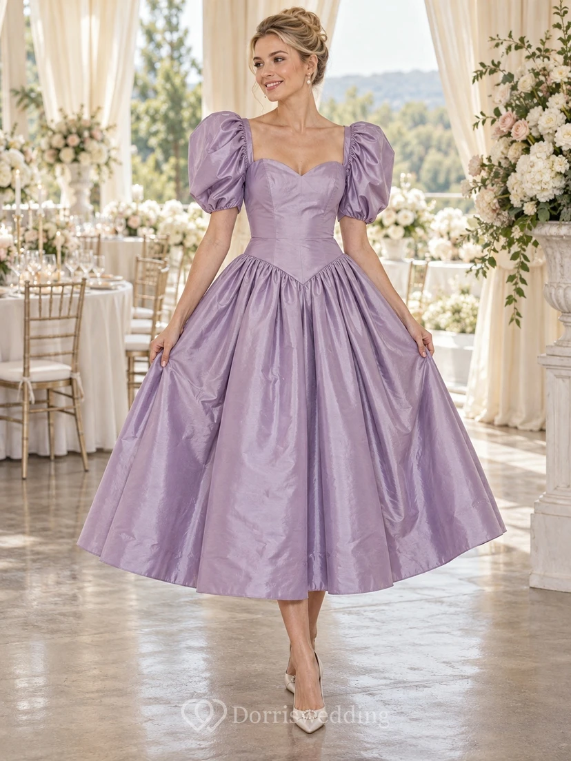 Vestido de dama de honor vintage de tafetán color lavanda, largo hasta la rodilla, escote corazón y mangas abullonadas.