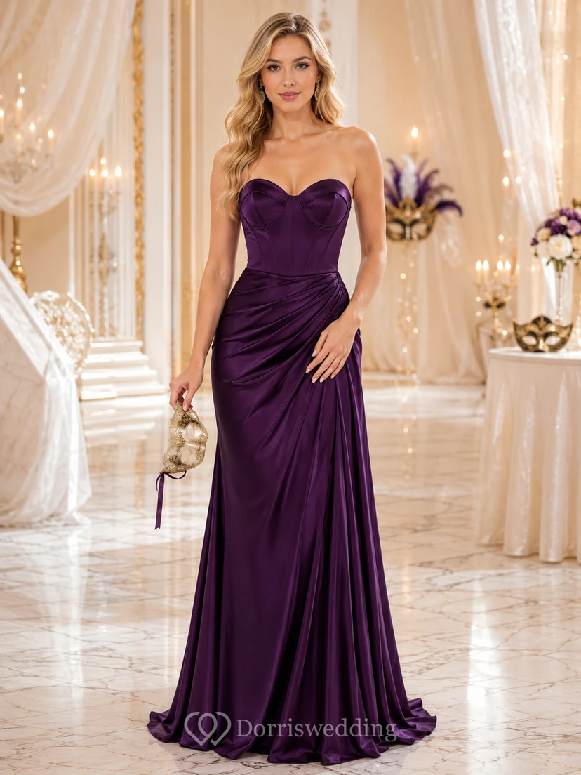 Pflaumenfarbenes, trägerloses, gerafftes Meerjungfrauen-Gästekleid aus Satin mit Herzausschnitt