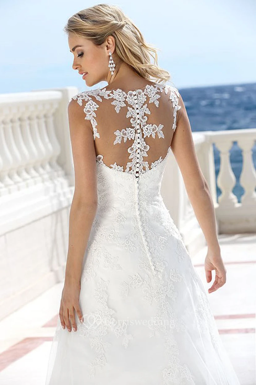 Robe de mariée de plage en dentelle appliquée, coupe trapèze, bretelles illusion et traîne. view 3