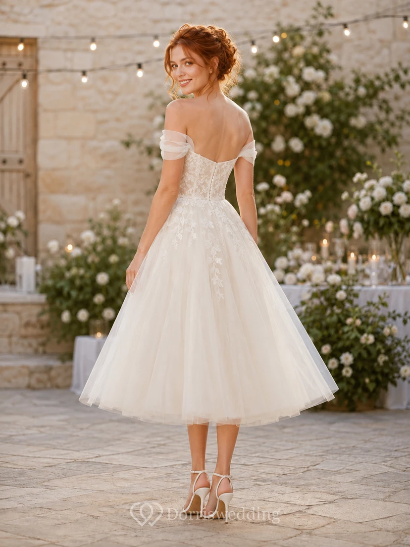 Vestido de recepción romántico de tul y encaje con hombros descubiertos, largo hasta la rodilla, para boda en jardín. view 2