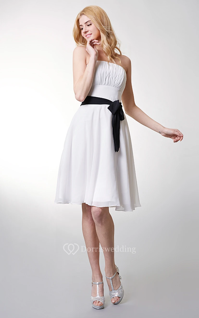 Precioso vestido corto de gasa sin tirantes con corte en A y lazo en la cintura. view 5