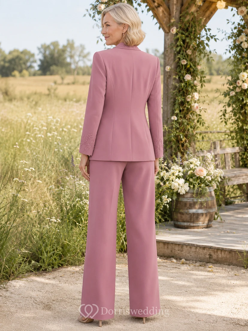 Eleganter, taillierter Hosenanzug mit weitem Bein und verziertem Revers in Altrosa, passend für die Mutter der Braut, mit langärmeligem Blazer und Rundhalsausschnitt. view 2