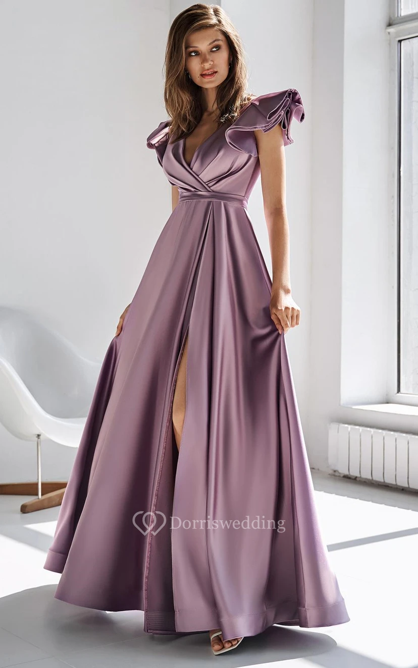 Vestido formal romántico de satén con escote en V, corte en A y largo hasta el suelo con fruncido.