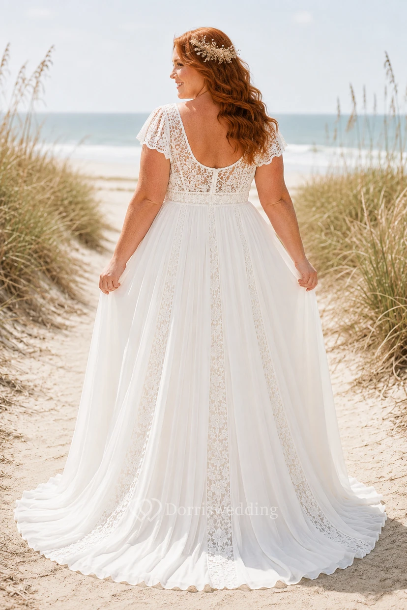 Robe de mariée de plage grande taille en mousseline de soie, coupe trapèze, col carré et corsage en dentelle view 2