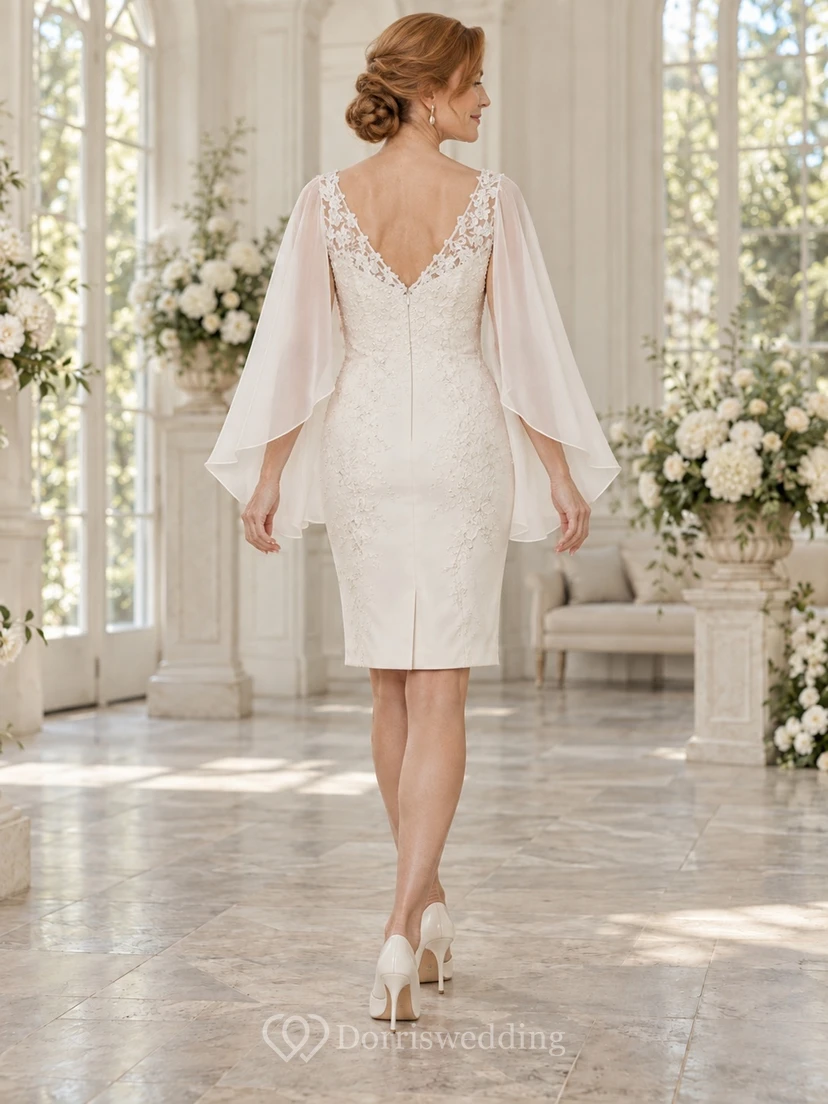 Vestido de novia de corte recto hasta la rodilla, discreto, para novias mayores, con mangas fluidas de gasa. view 2